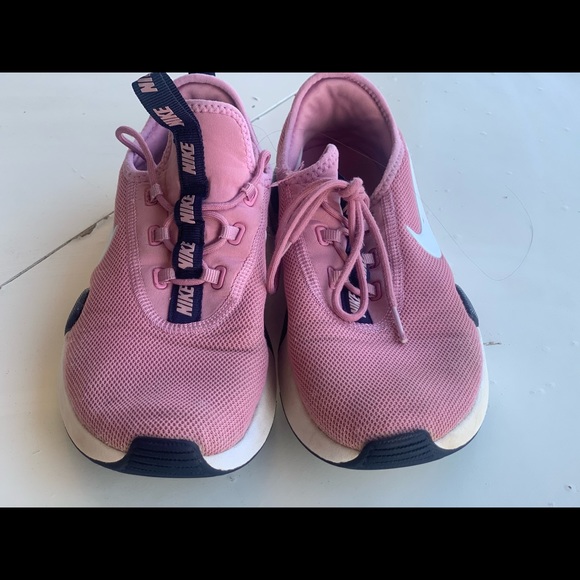 Pink nike running shoes - Picture 2 of 3